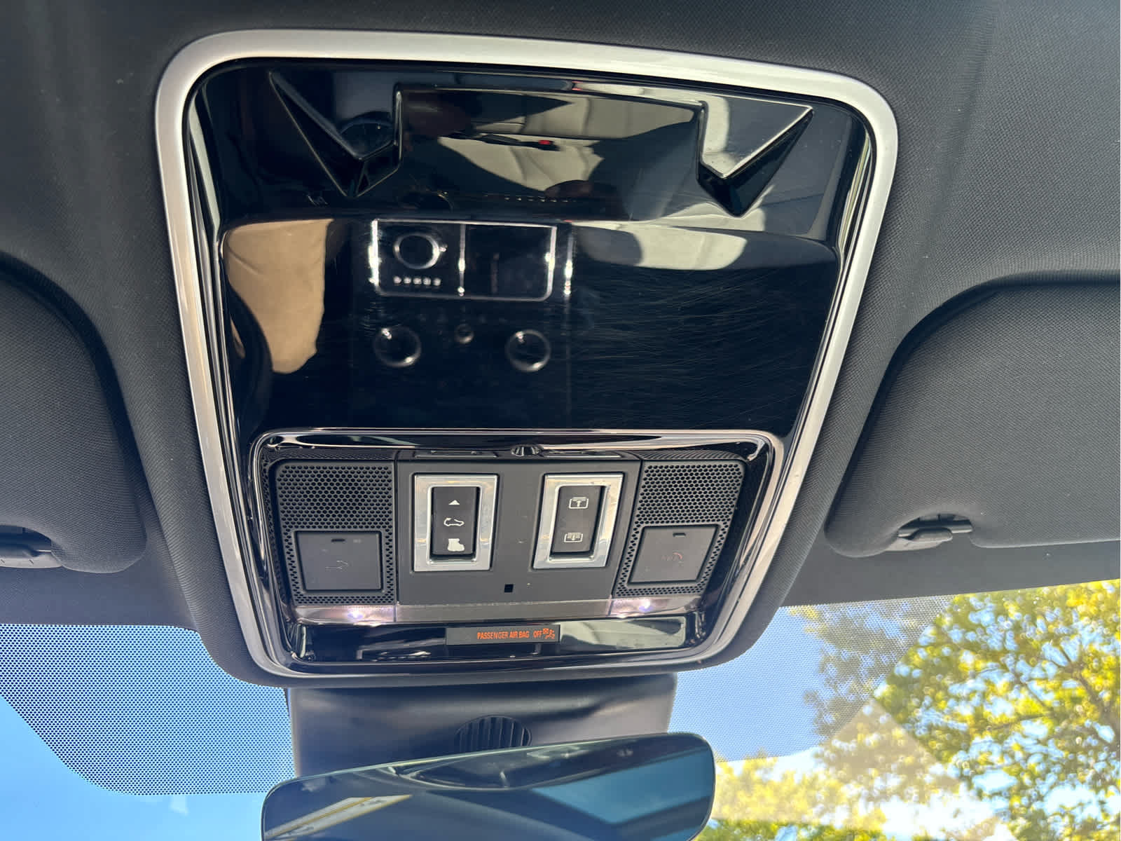 Used 2018 Land Rover Range Rover Velar R-Dynamic SE AWD/4WD image 36