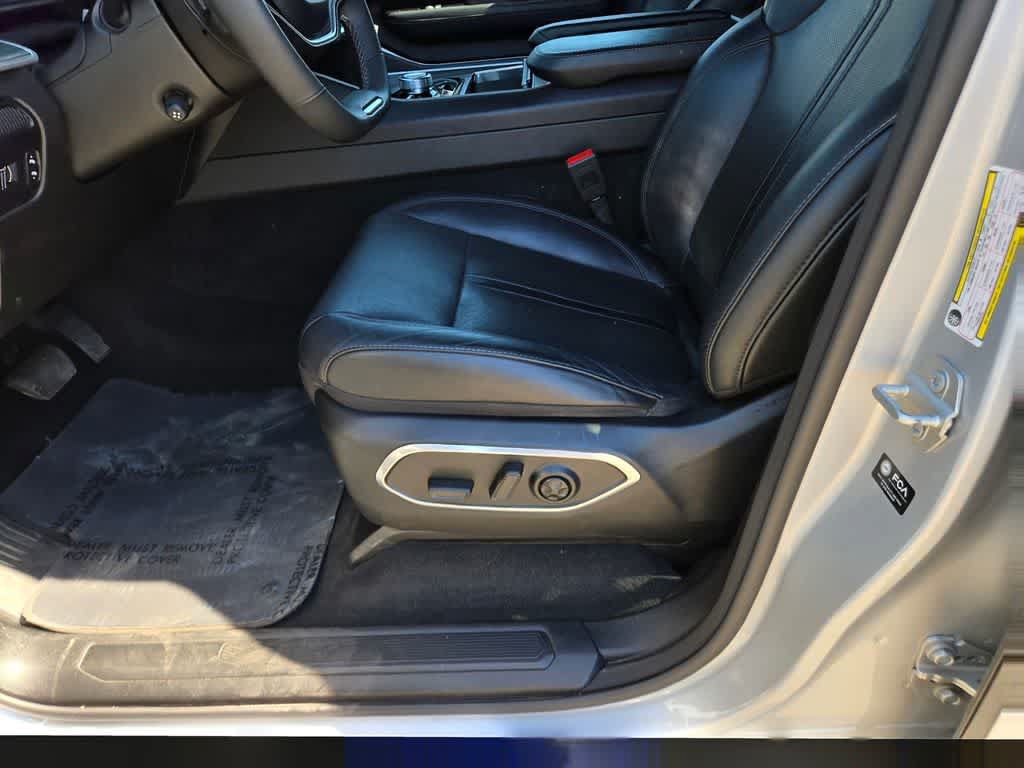 Used 2023 Jeep Wagoneer L Series II AWD/4WD image 18