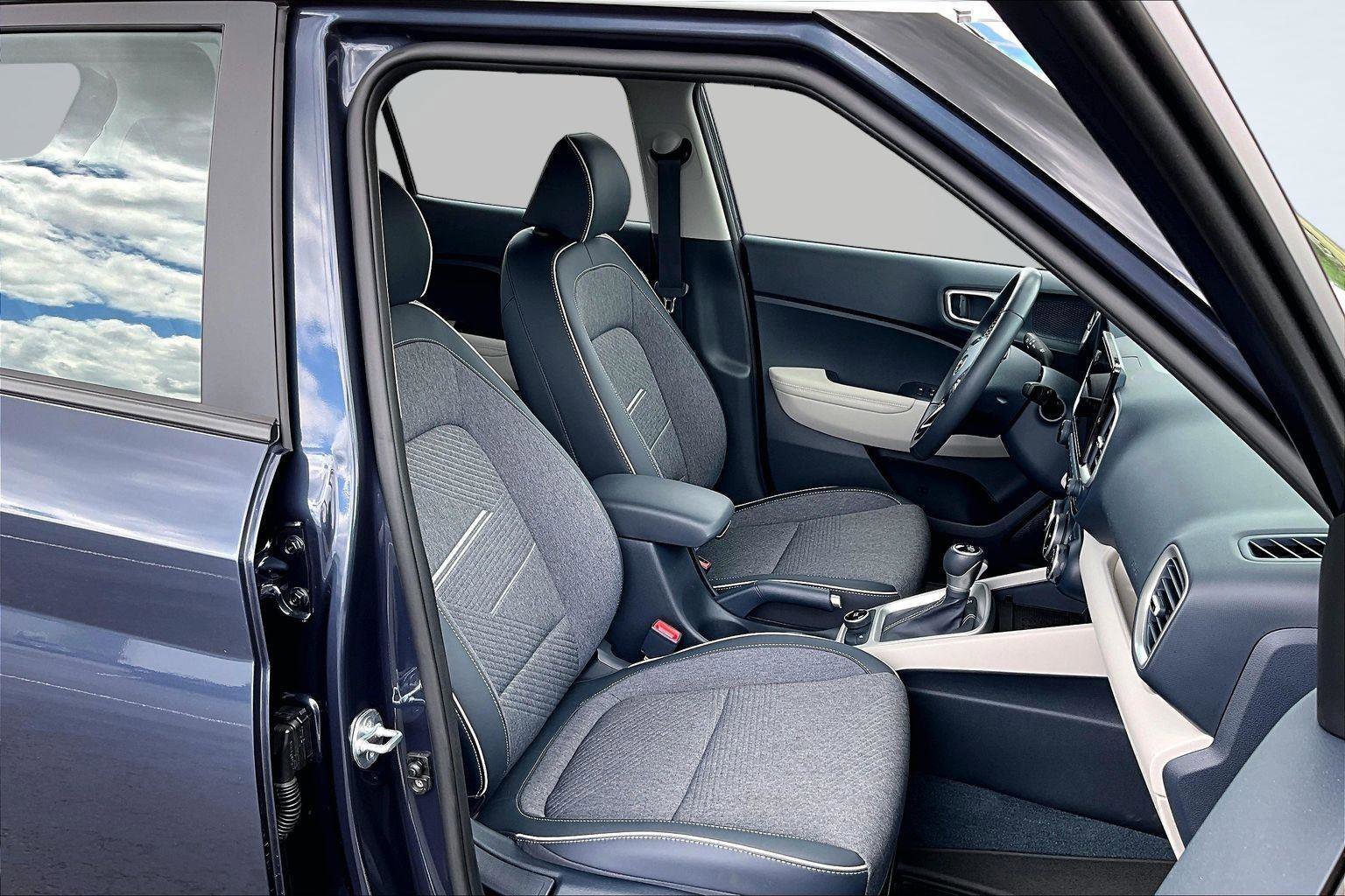 Used 2024 Hyundai Venue Limited FWD image 8