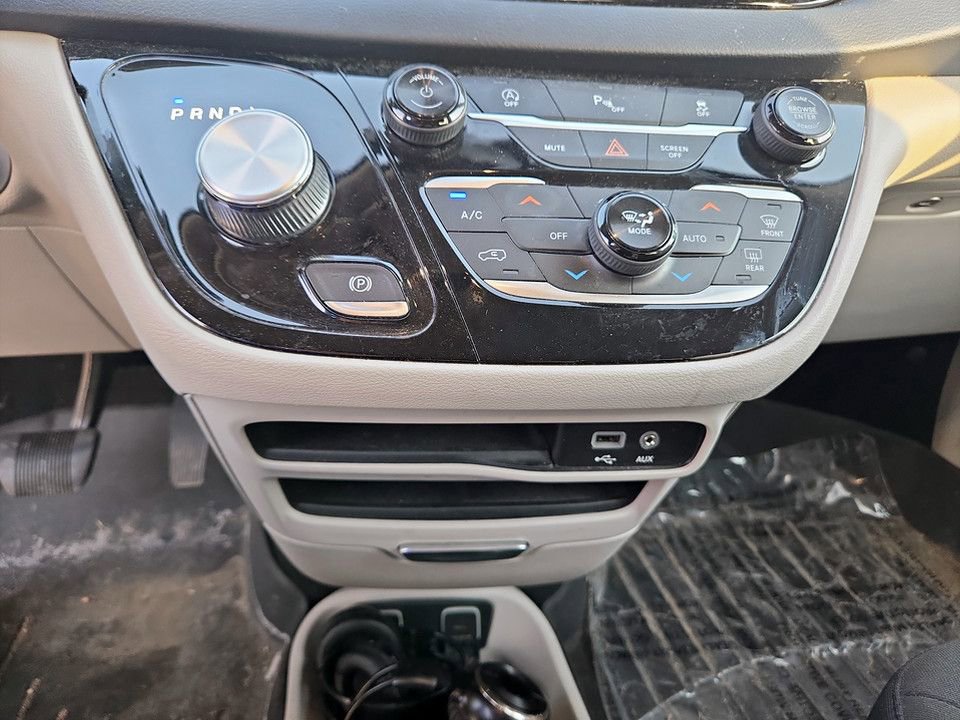 Used 2018 Chrysler Pacifica Touring Plus w/ Tire & Wheel Group FWD image 23