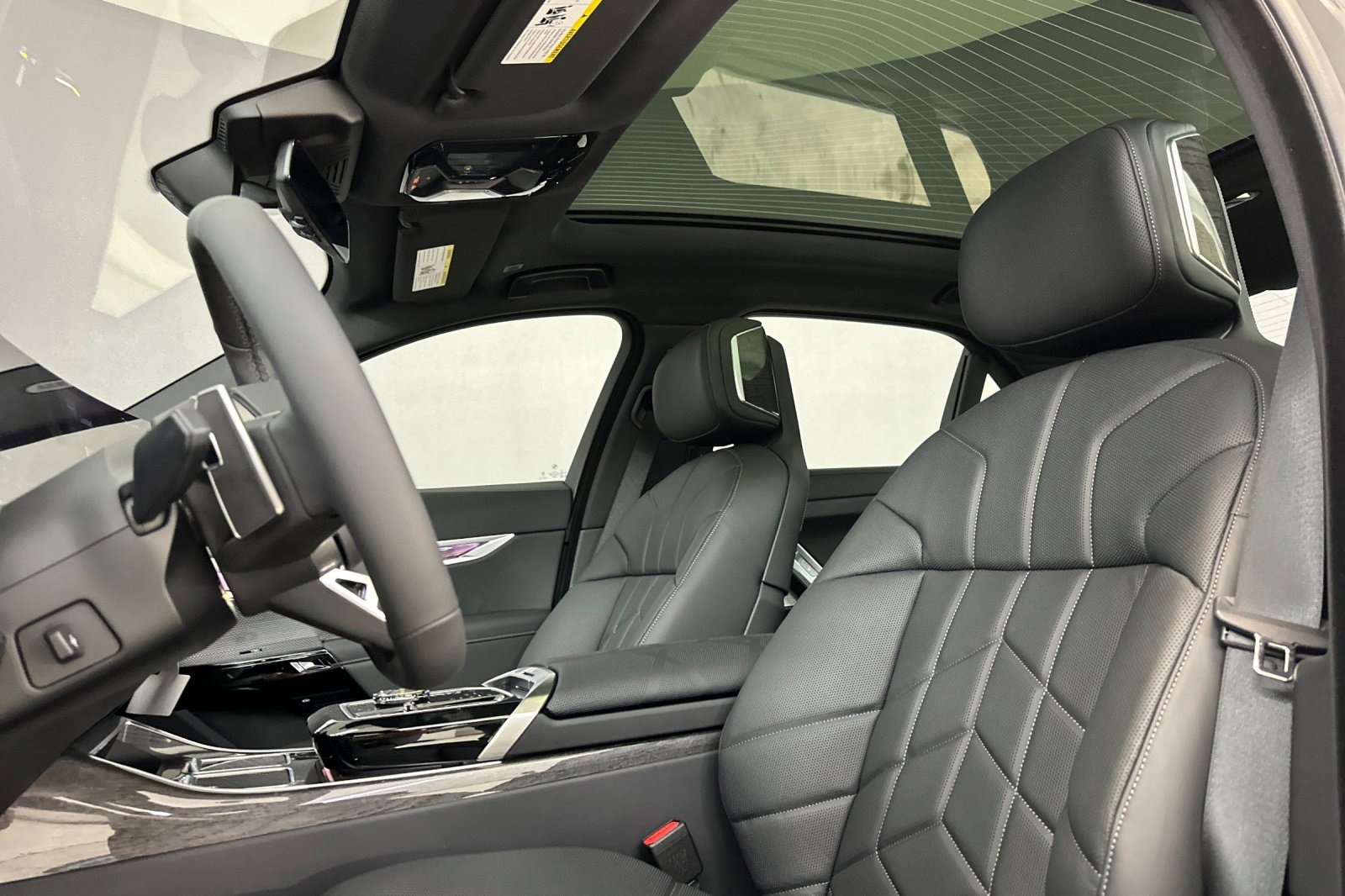 New 2026 BMW 750e xDrive w/ Executive Package AWD/4WD image 21