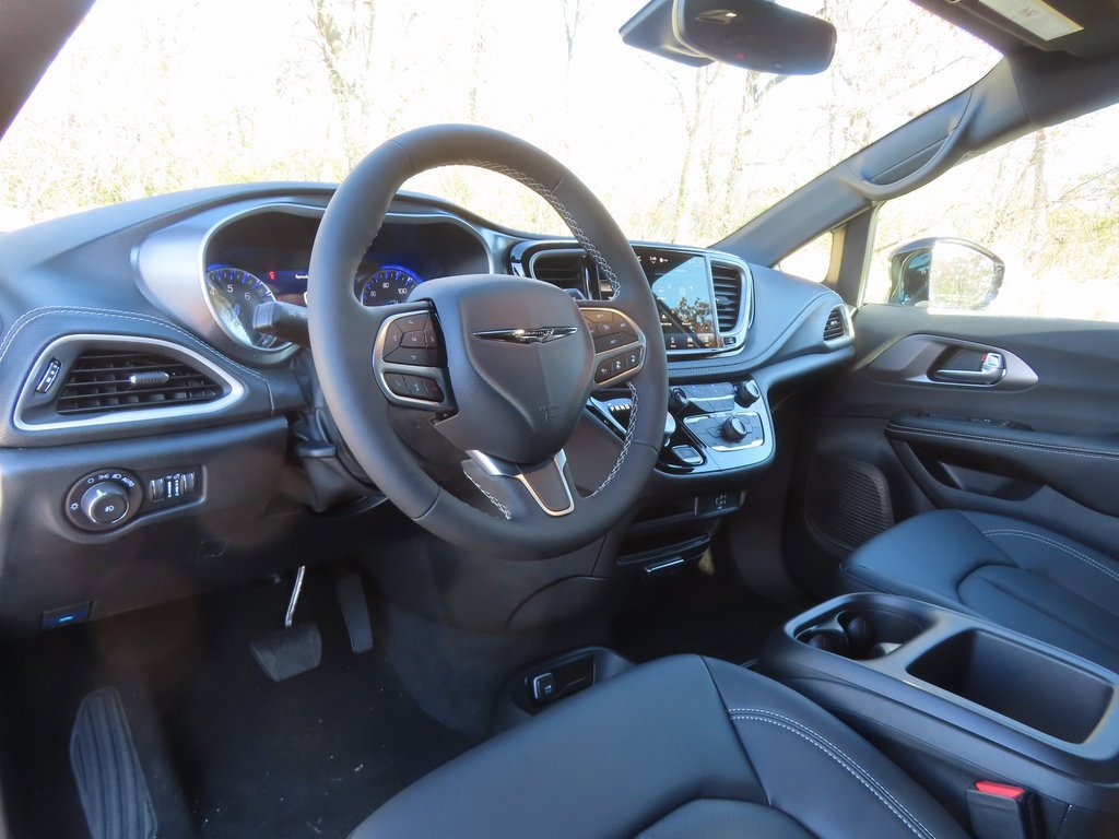 New 2026 Chrysler Pacifica Select image 17