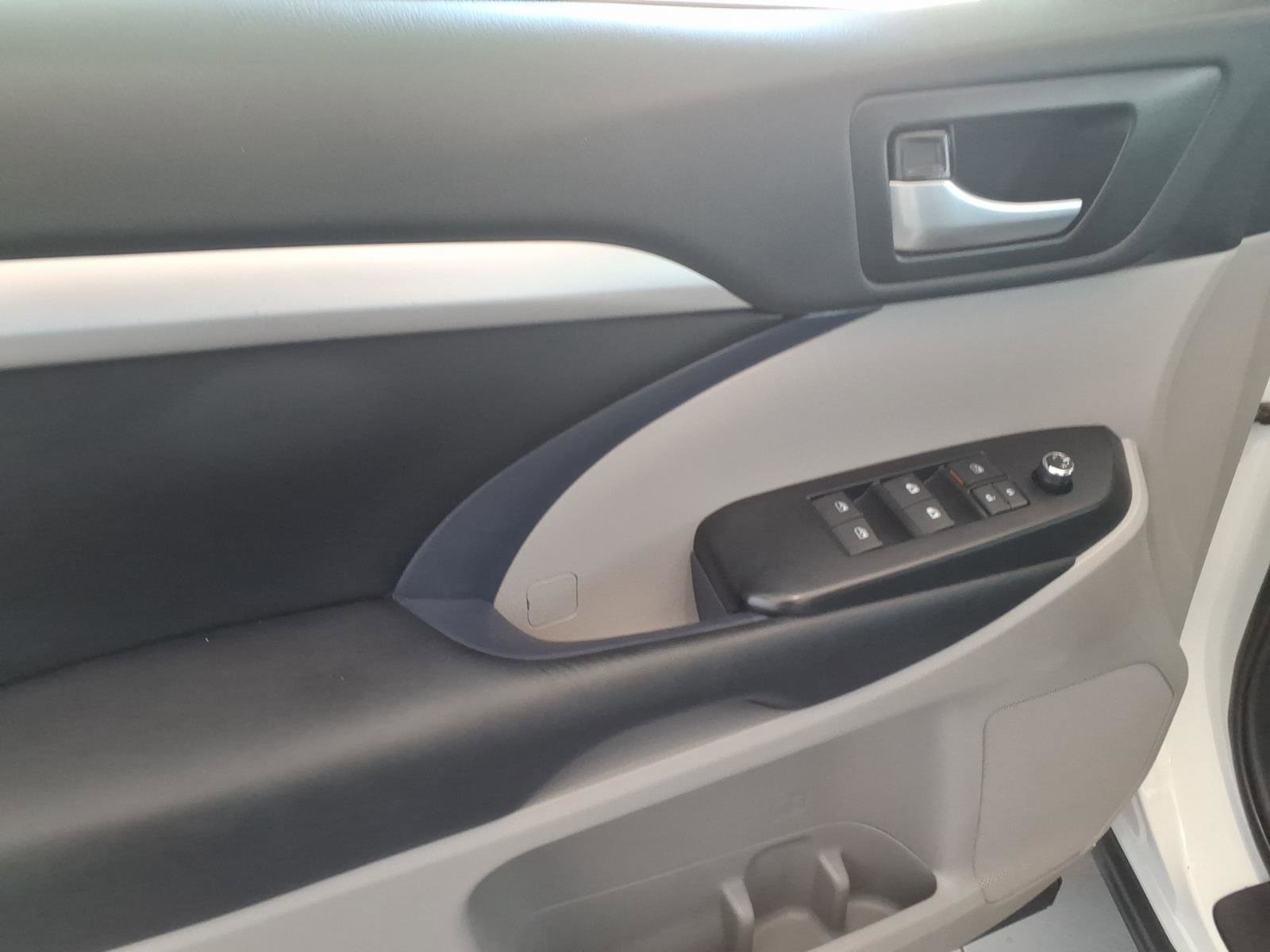 Used 2019 Toyota Highlander XLE AWD/4WD image 12
