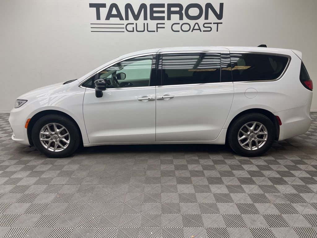 Used 2024 Chrysler Pacifica Touring-L FWD image 6