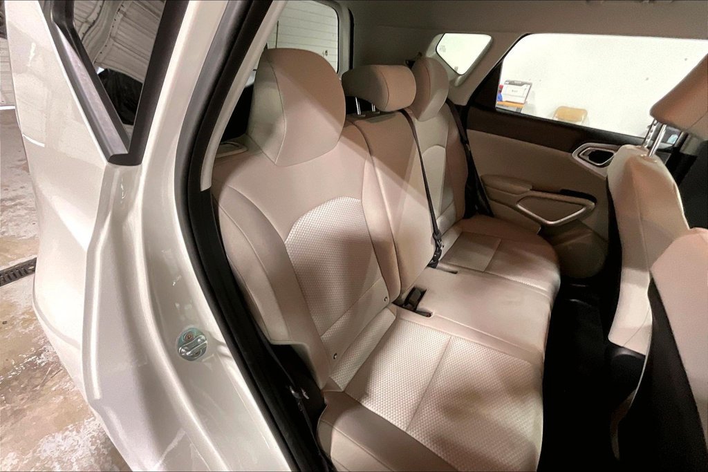 Used 2025 Kia Soul LX w/ LX Technology Package FWD image 33