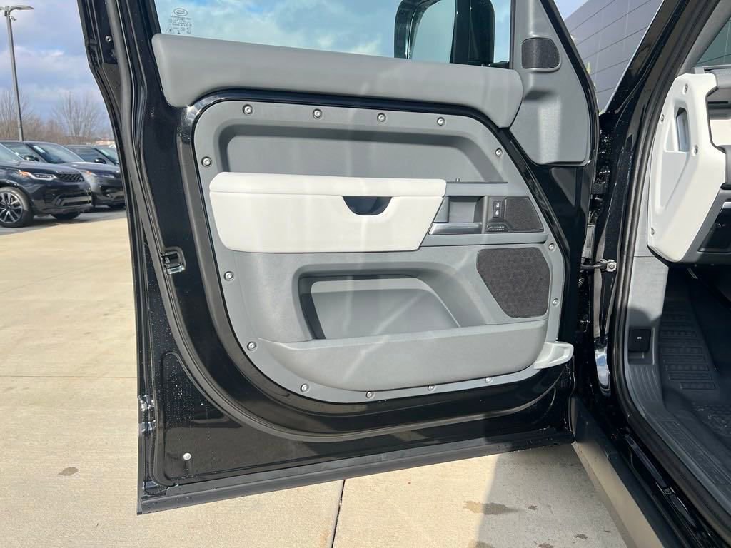 New 2025 Land Rover Defender 130 X-Dynamic SE image 3