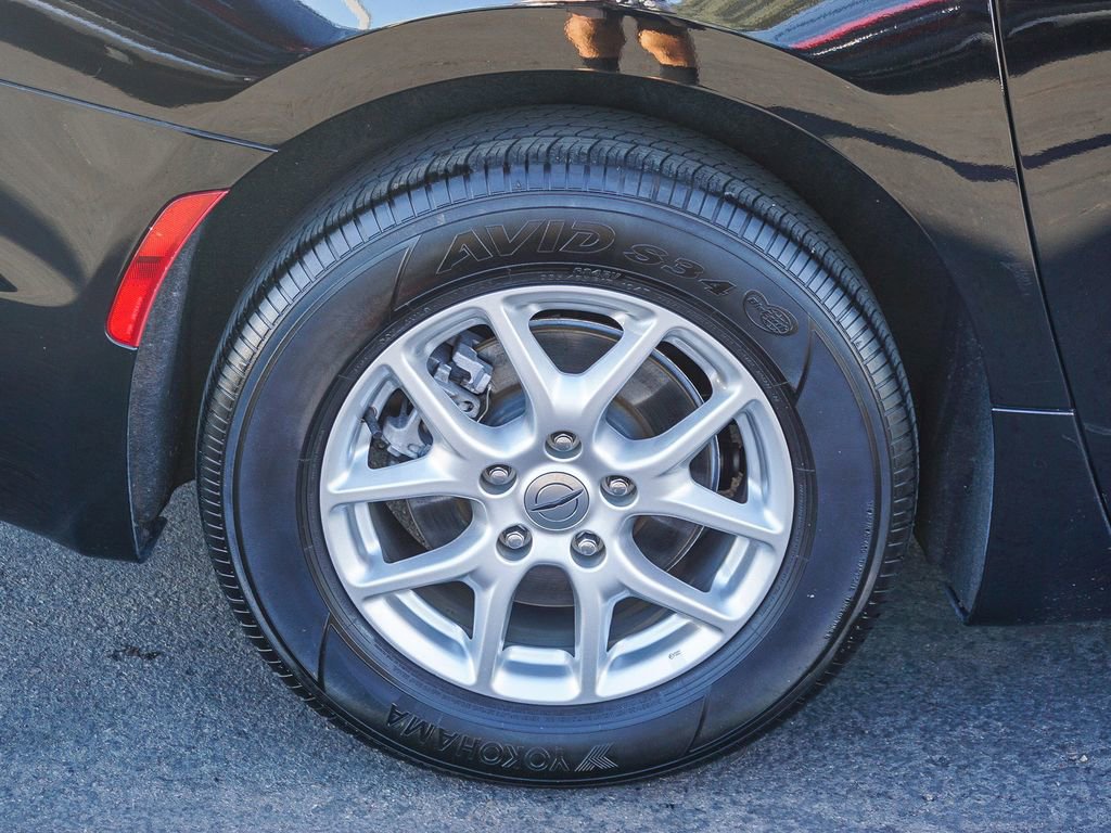 Used 2024 Chrysler Pacifica Touring-L FWD image 9