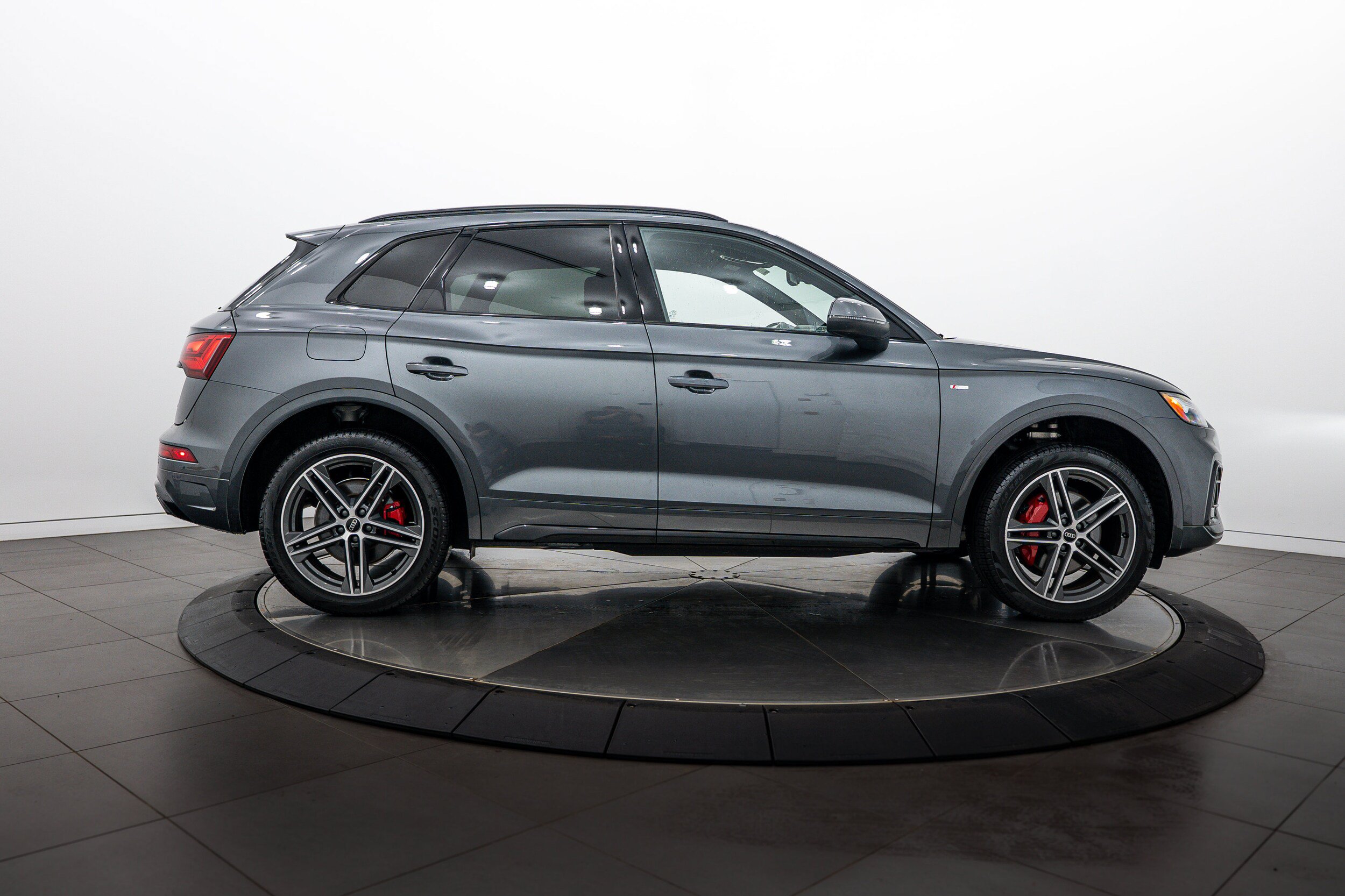 Certified 2025 Audi Q5 e Premium Plus w/ Premium Plus Package AWD/4WD image 3