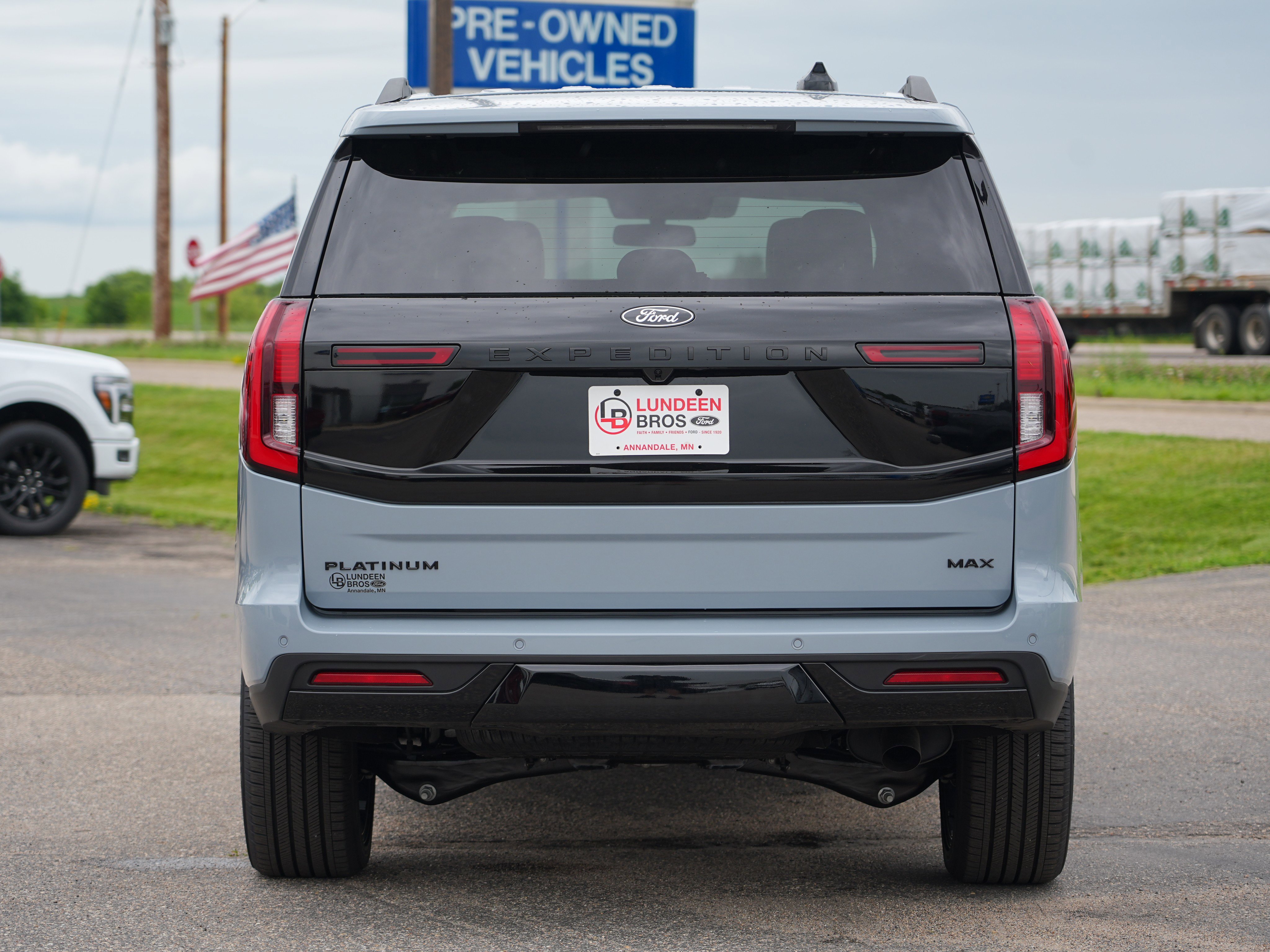 New 2026 Ford Expedition Max Platinum w/ Stealth Performance Package AWD/4WD image 4