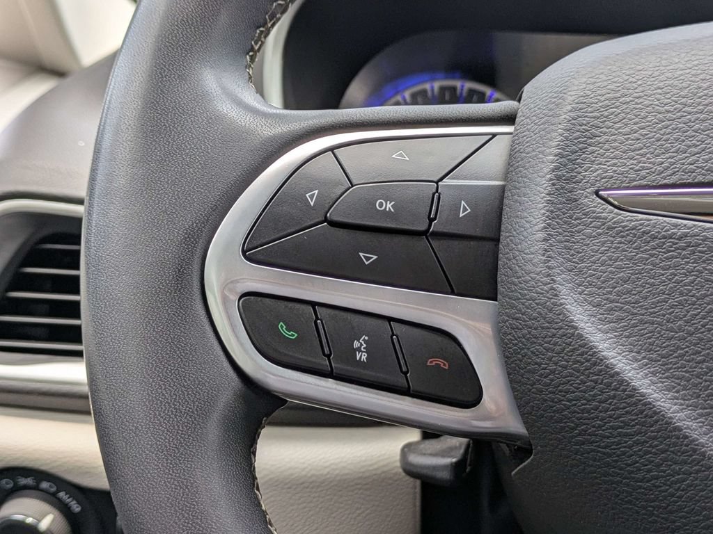 Used 2024 Chrysler Pacifica Touring-L FWD image 26