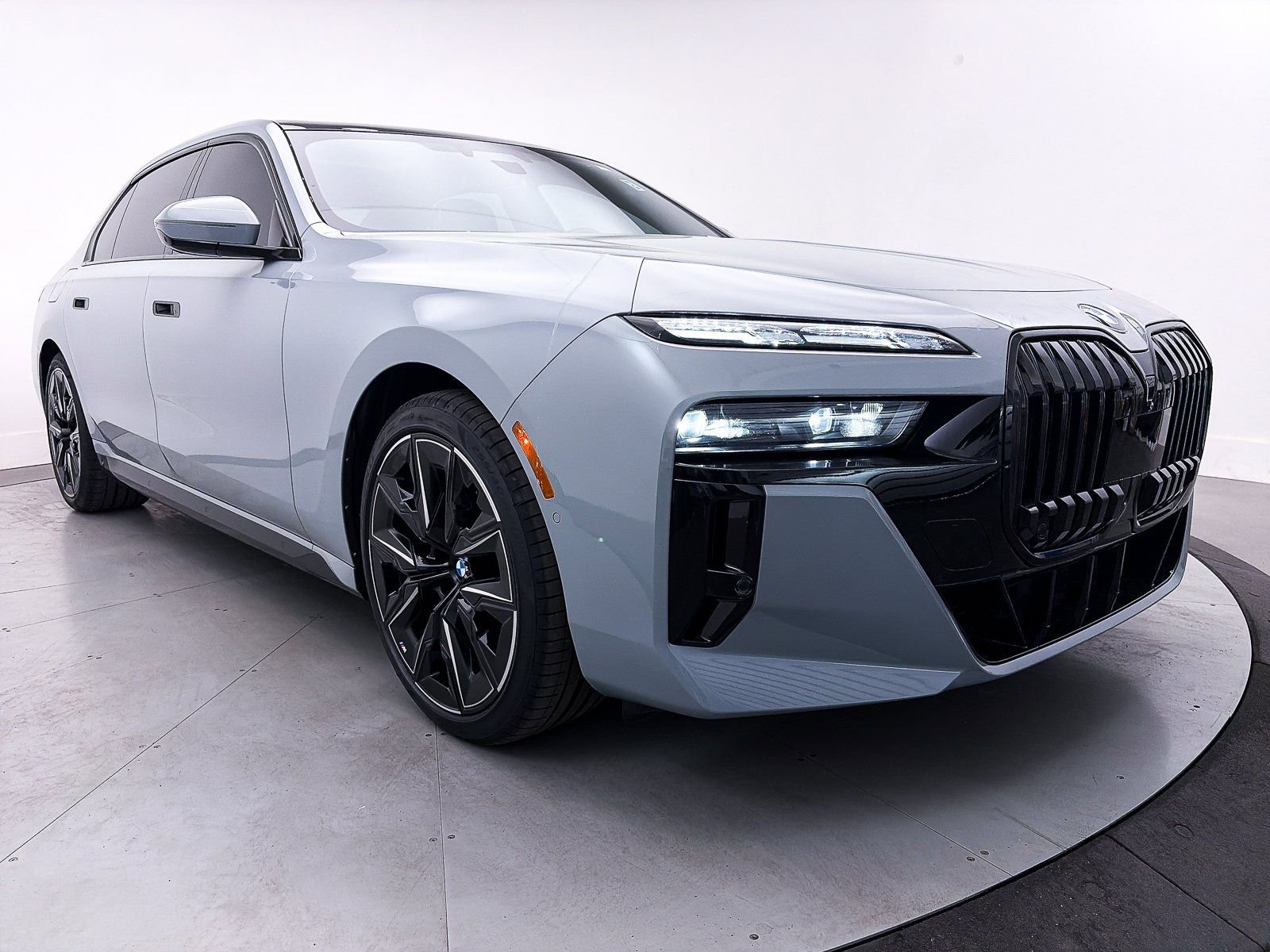 Used 2023 BMW 740i w/ Executive Package image 27