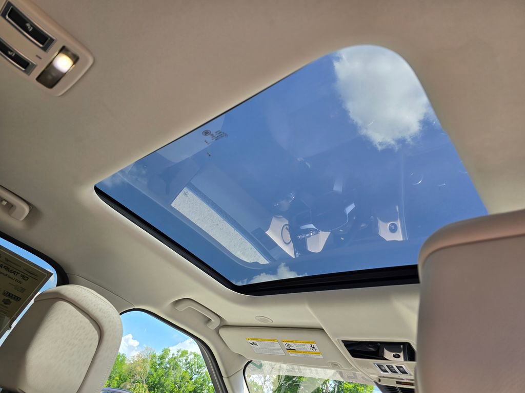 Used 2025 Land Rover Discovery S image 43