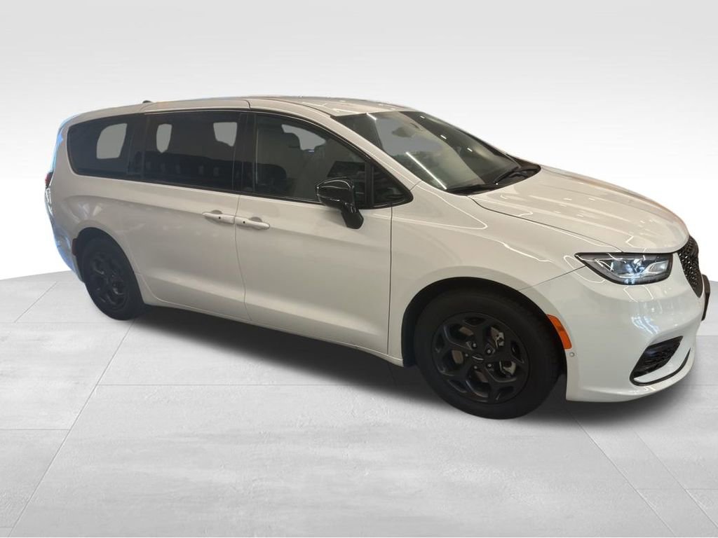 Used 2024 Chrysler Pacifica Select image 19