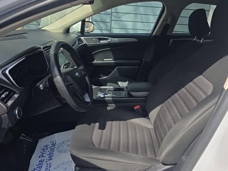 Used 2020 Ford Fusion SE image 2