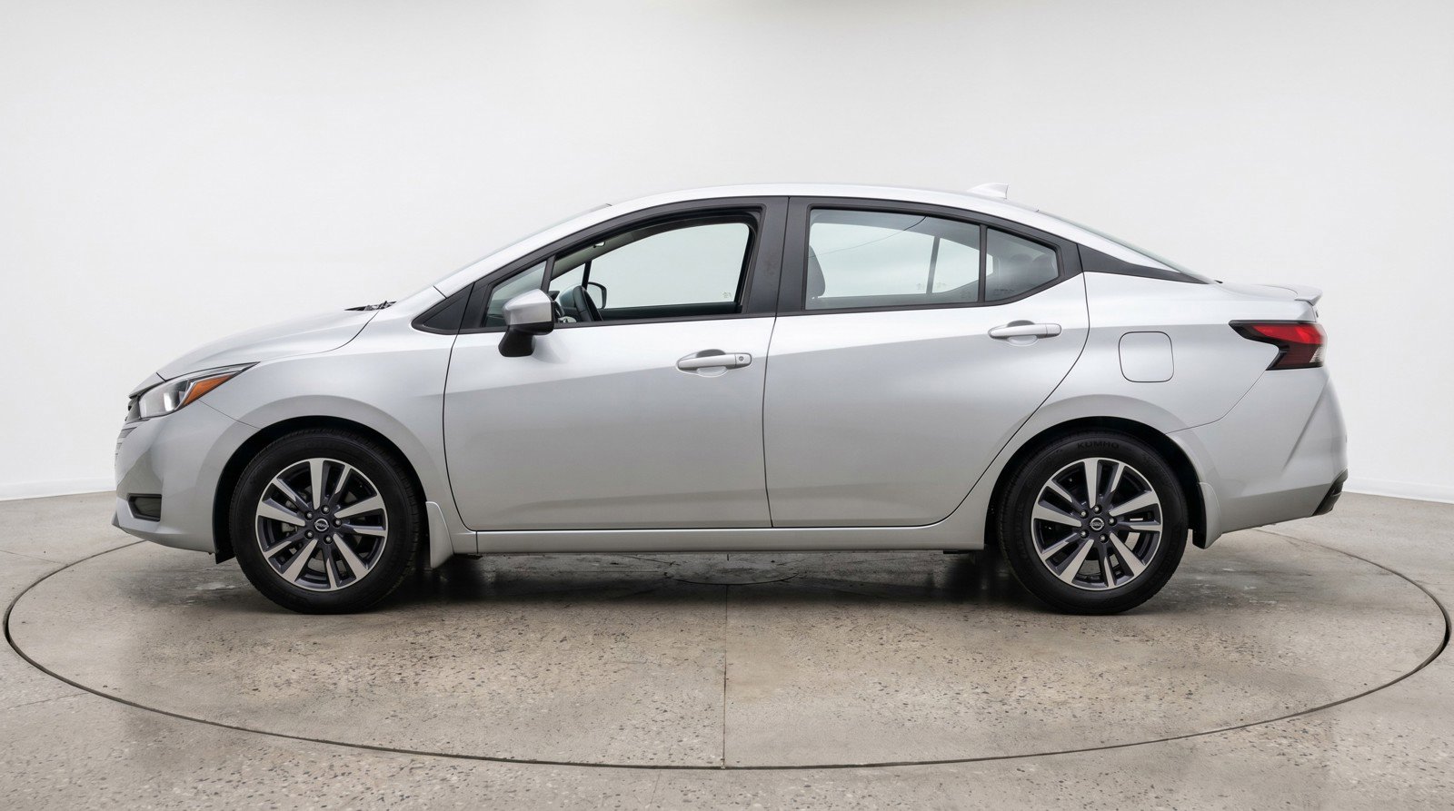 Used 2025 Nissan Versa SV FWD image 5