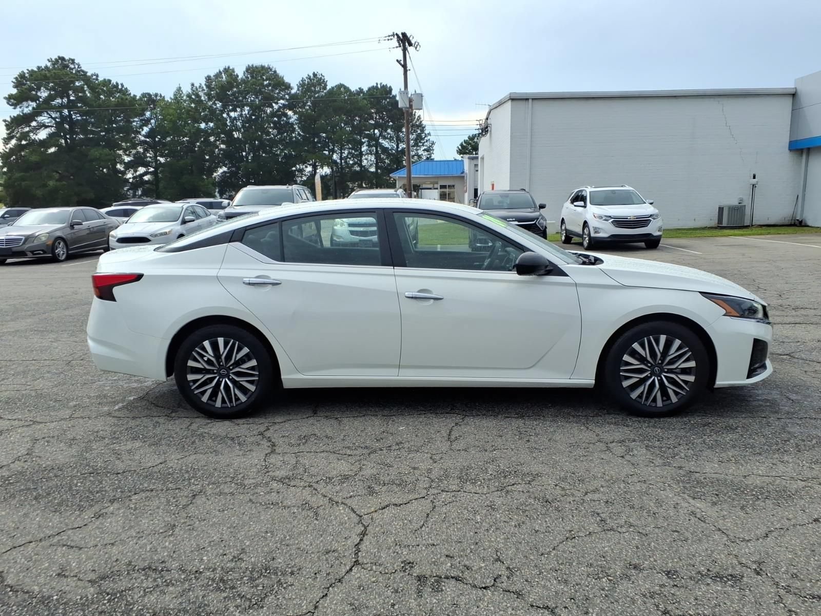 Used 2024 Nissan Altima 2.5 SV FWD image 6