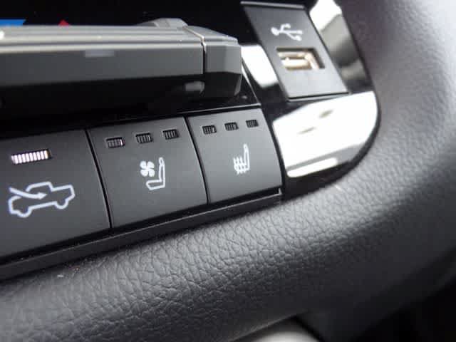 Used 2025 Toyota Tundra Limited AWD/4WD image 16