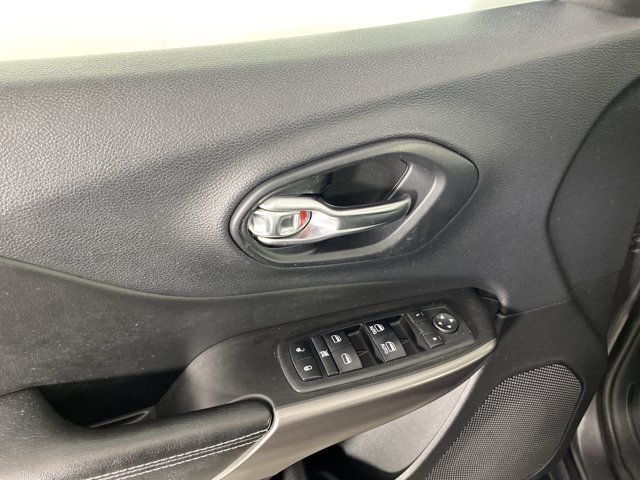 Used 2019 Jeep Cherokee Latitude Plus AWD/4WD image 15