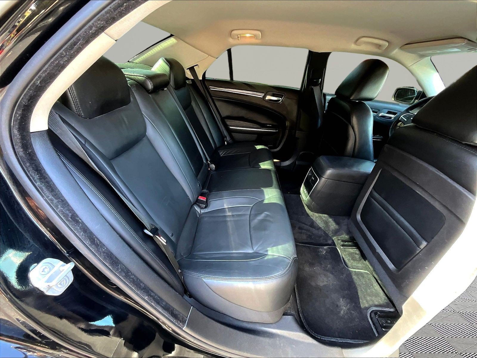 Used 2015 Chrysler 300 Limited w/ Driver Convenience Group RWD image 24