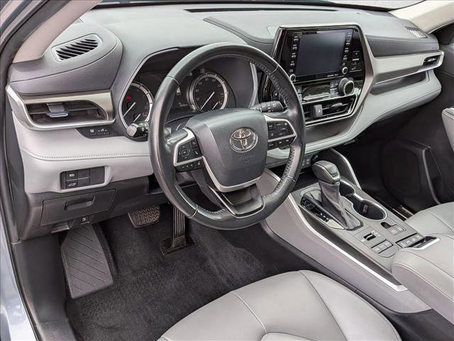 Used 2022 Toyota Highlander XLE AWD/4WD image 10