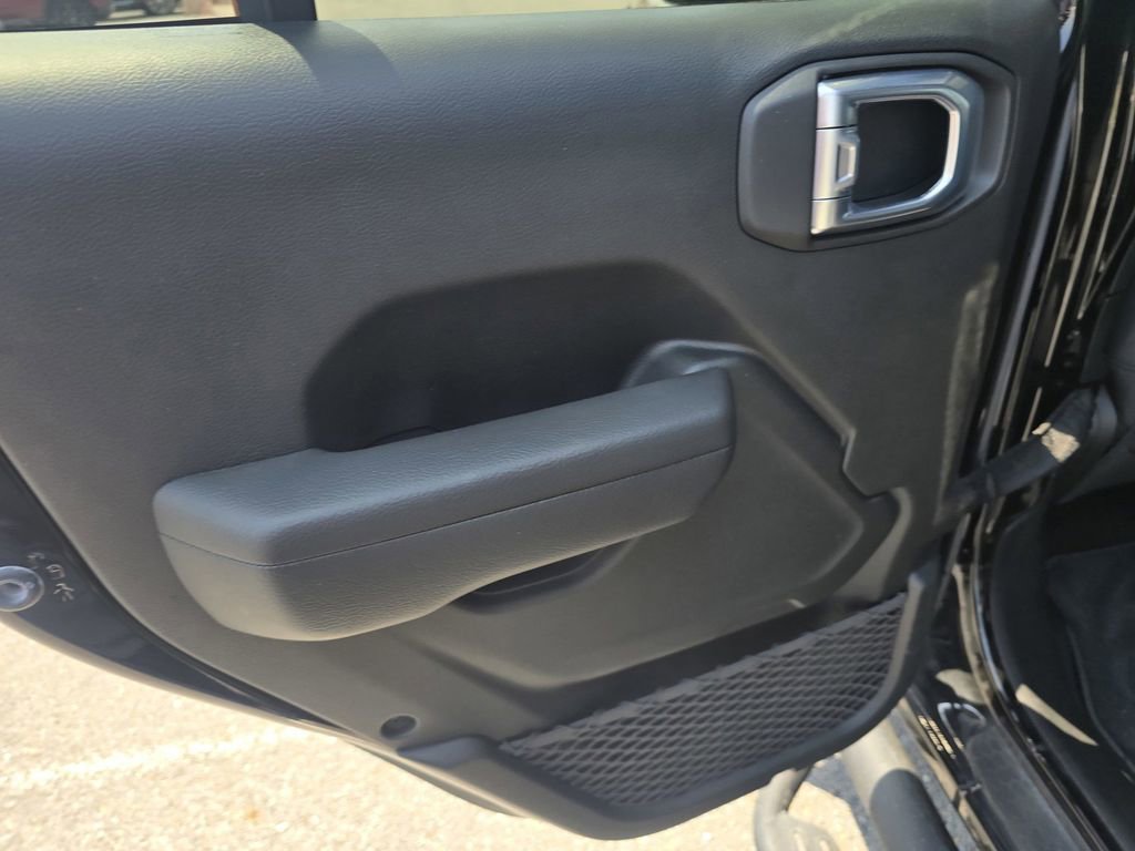 Used 2022 Jeep Wrangler Unlimited Rubicon AWD/4WD image 13