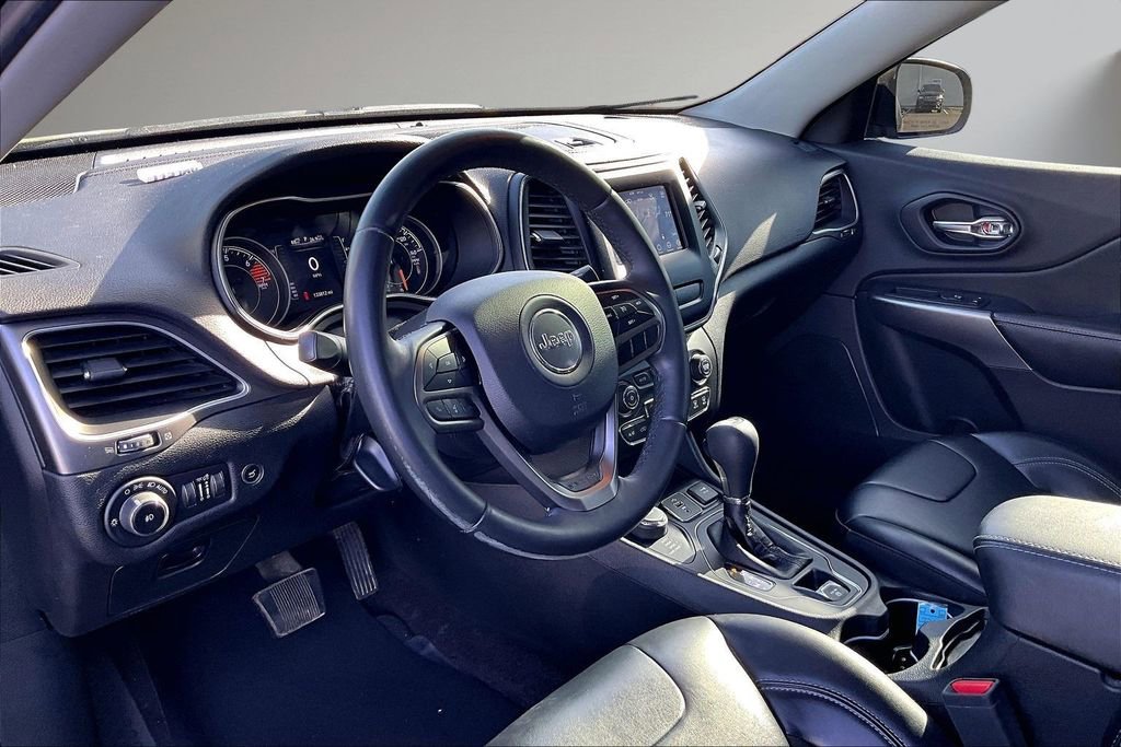Used 2019 Jeep Cherokee Latitude Plus w/ Comfort/Convenience Group AWD/4WD image 18