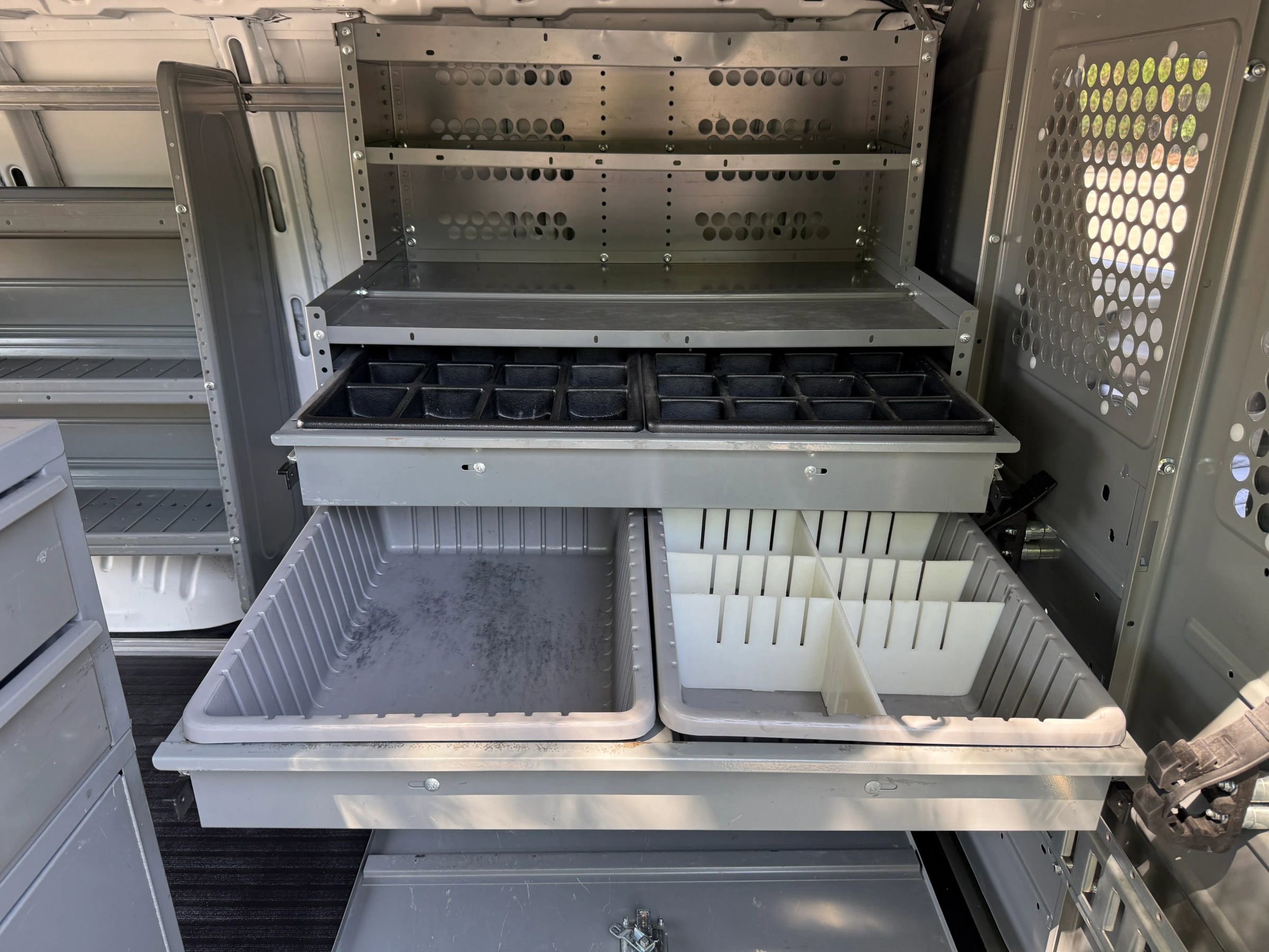 Used 2015 Chevrolet Express 2500 Van 3D image 24