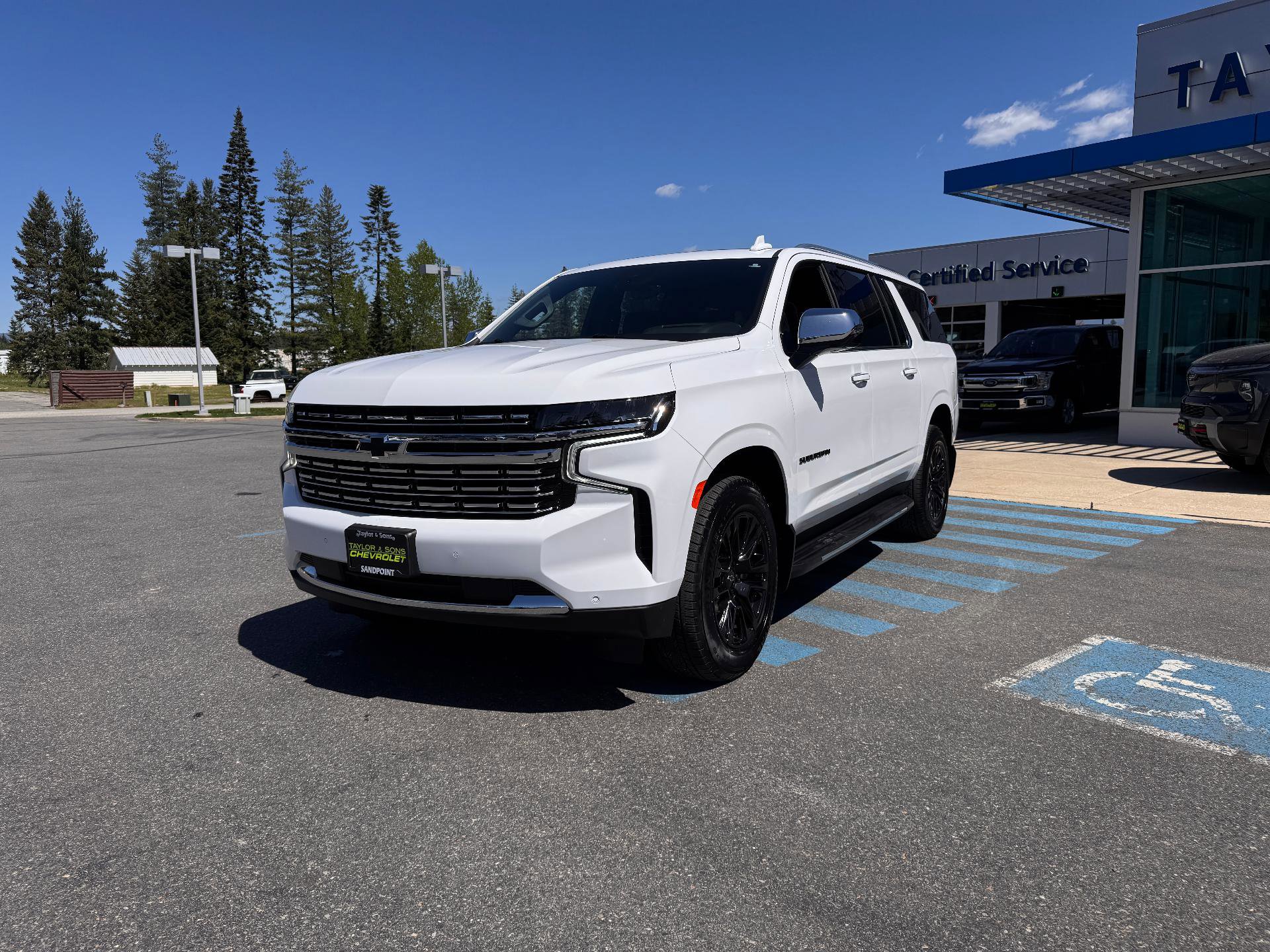 Used 2024 Chevrolet Suburban Premier w/ Premium Package AWD/4WD image 3