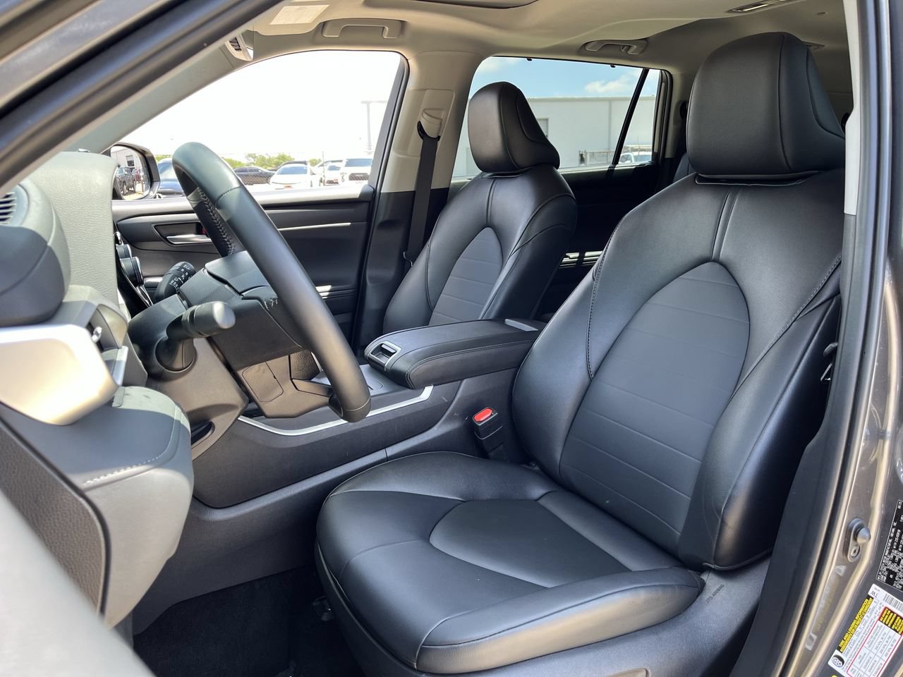 Used 2025 Toyota Highlander XLE AWD/4WD image 23