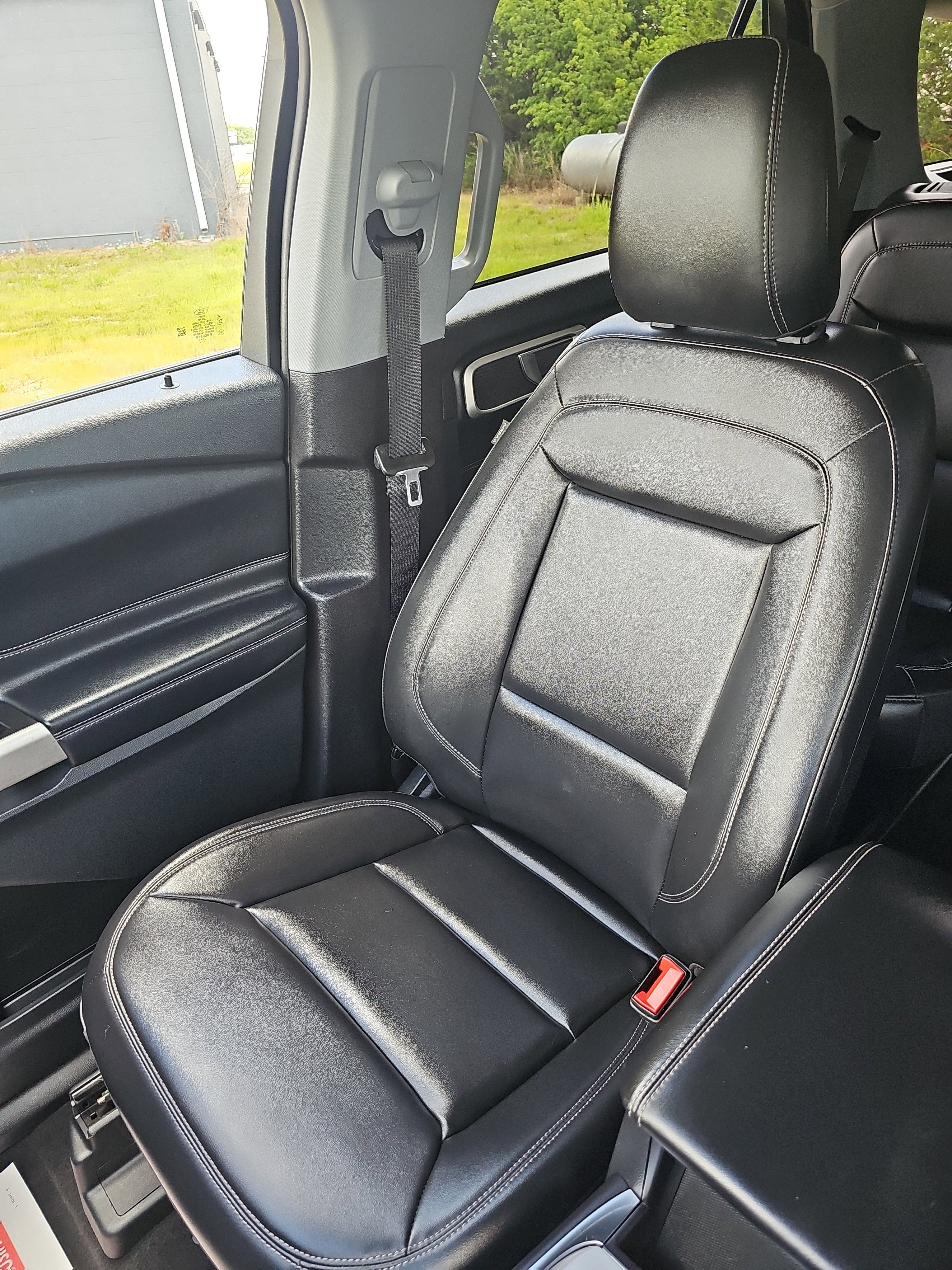 Used 2022 Ford Explorer XLT w/ Equipment Group 202A AWD/4WD image 34