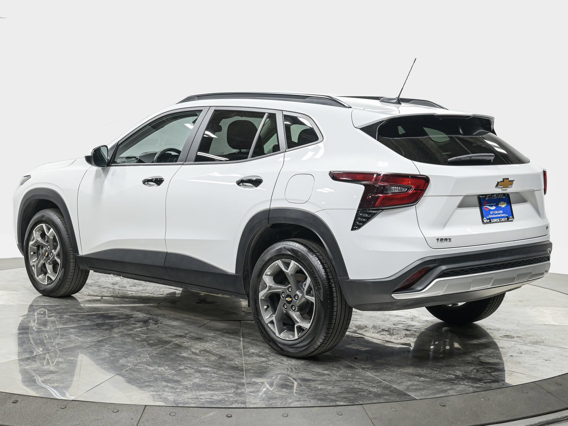 Used 2025 Chevrolet Trax LT w/ Driver Confidence Package FWD image 4