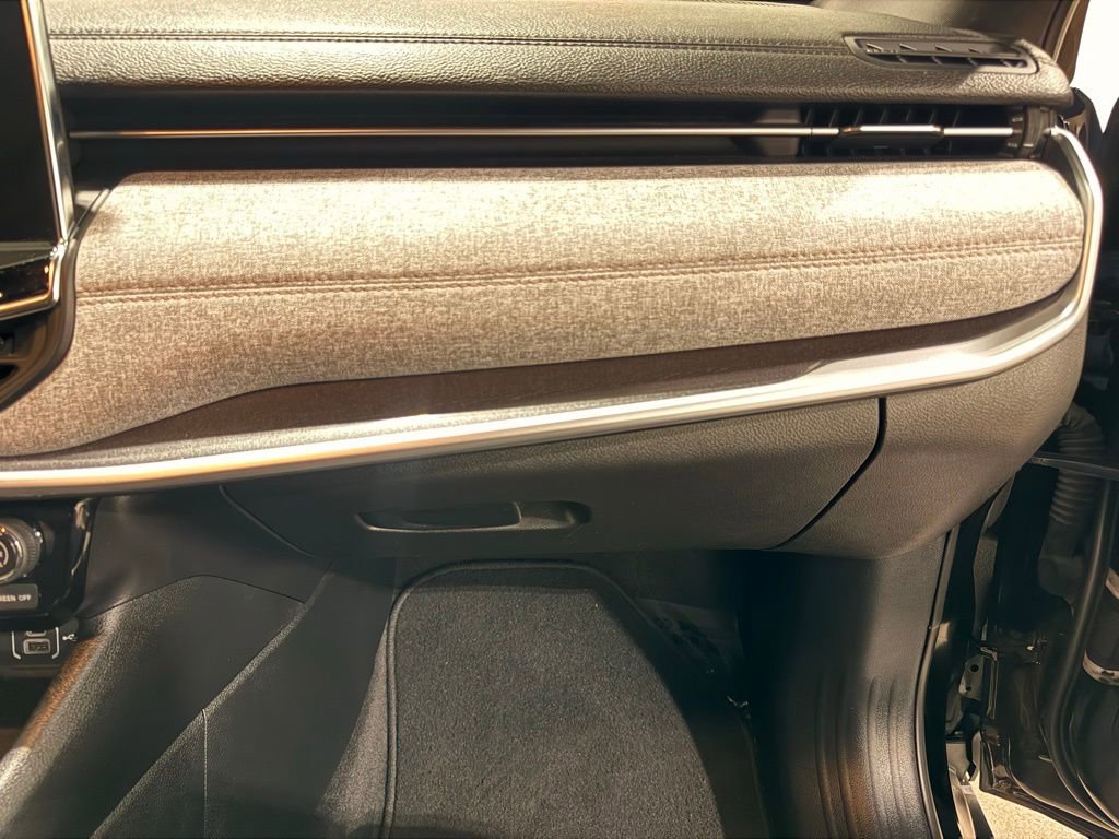 Used 2024 Jeep Compass Latitude image 28