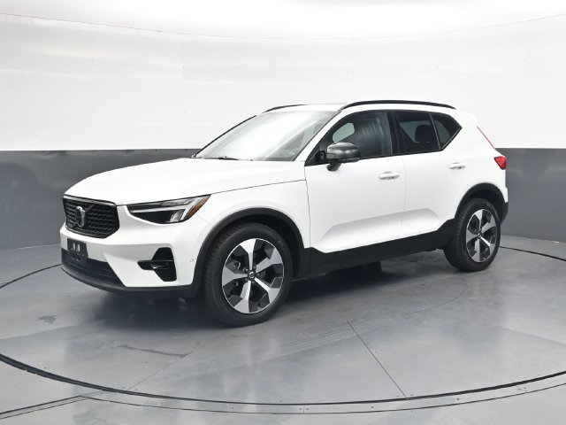 Used 2023 Volvo XC40 B4 Ultimate FWD image 9