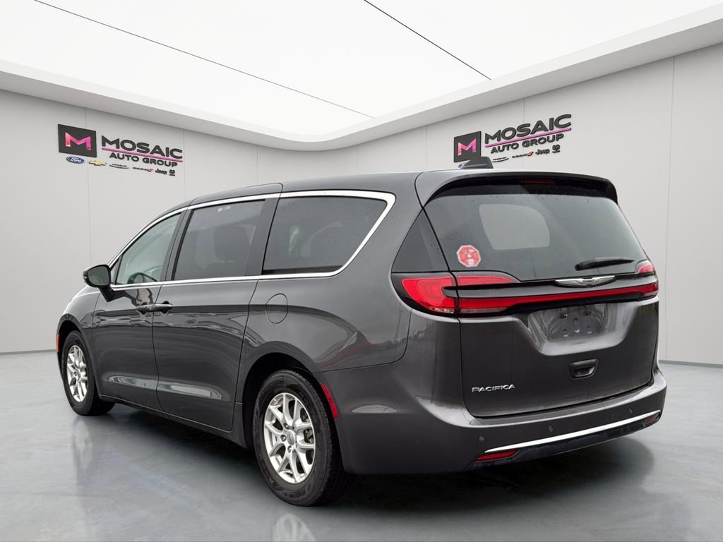Used 2023 Chrysler Pacifica Touring-L FWD image 6