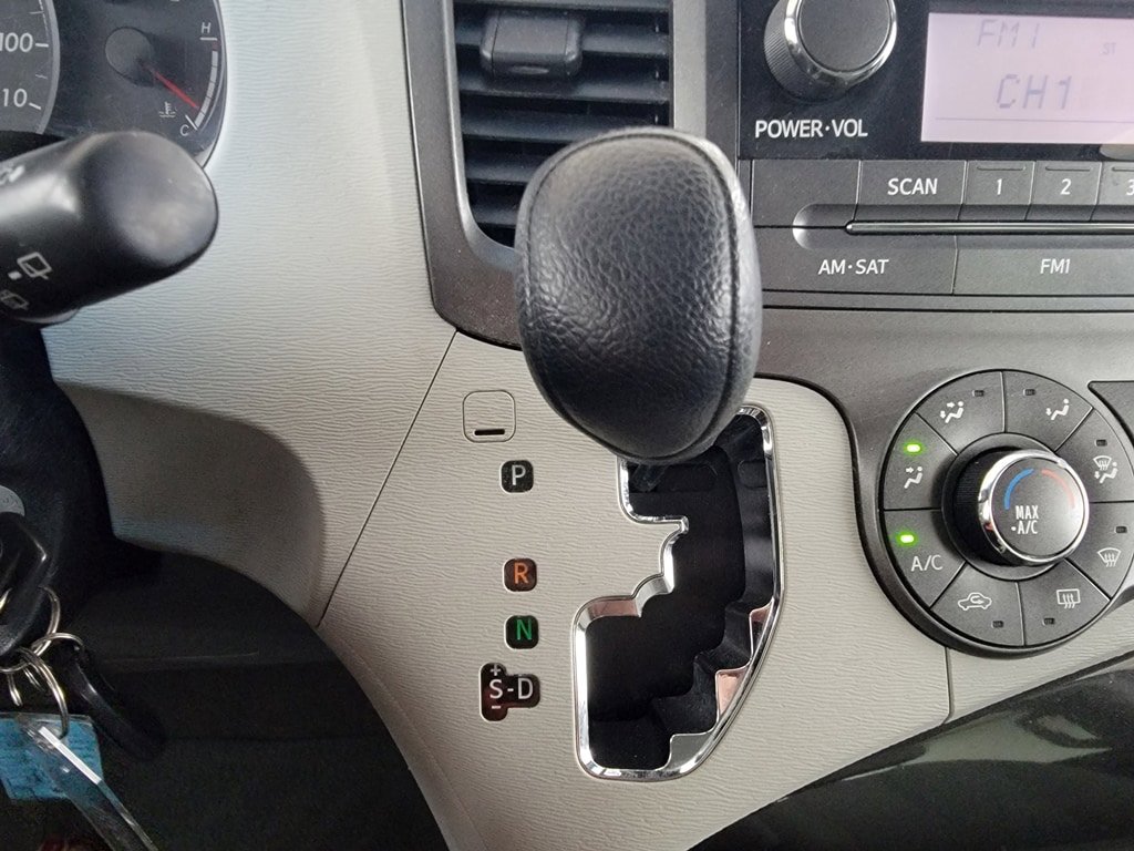 Used 2011 Toyota Sienna w/ Towing Pkg FWD image 17