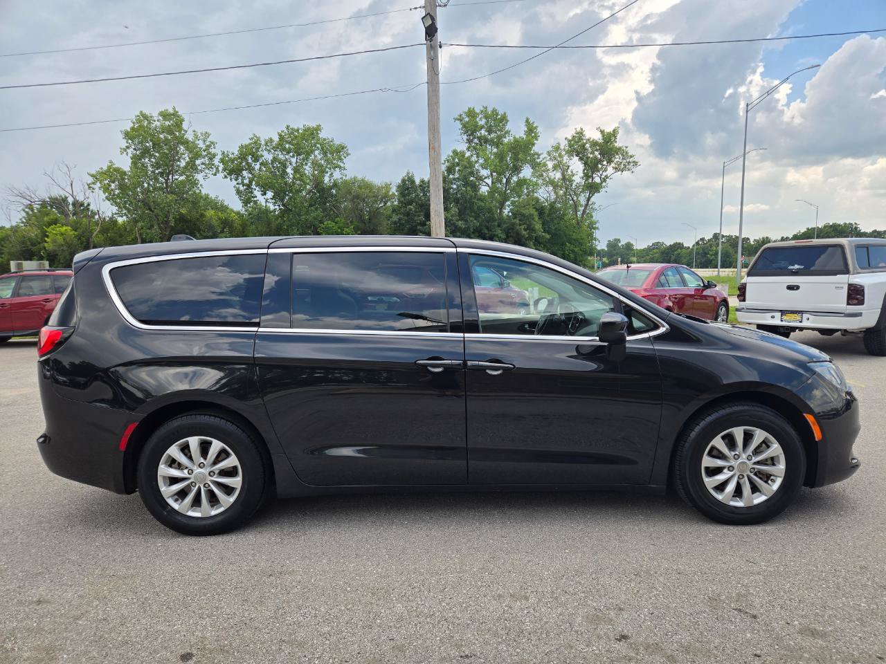 Used 2018 Chrysler Pacifica LX w/ Tire & Wheel Group FWD image 4