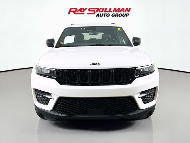 Used 2024 Jeep Grand Cherokee Altitude RWD image 2