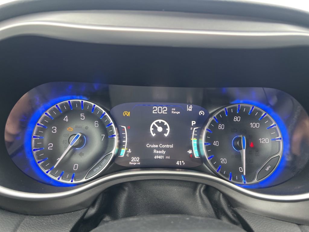 Used 2023 Chrysler Pacifica Touring-L image 12