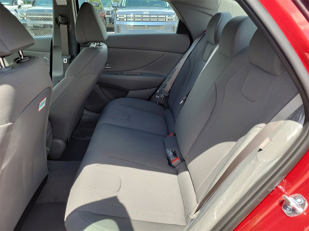 Used 2025 Hyundai Elantra SE image 28