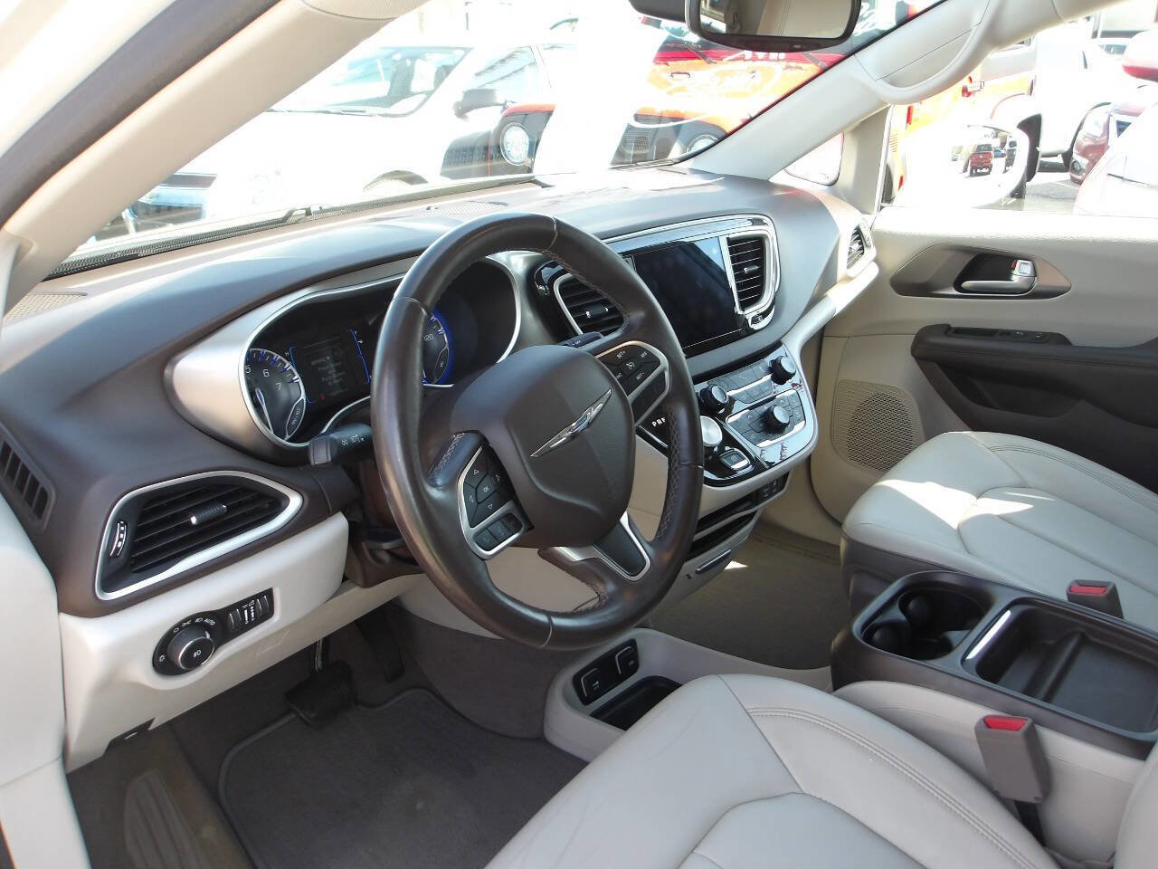 Used 2017 Chrysler Pacifica Touring-L FWD image 11