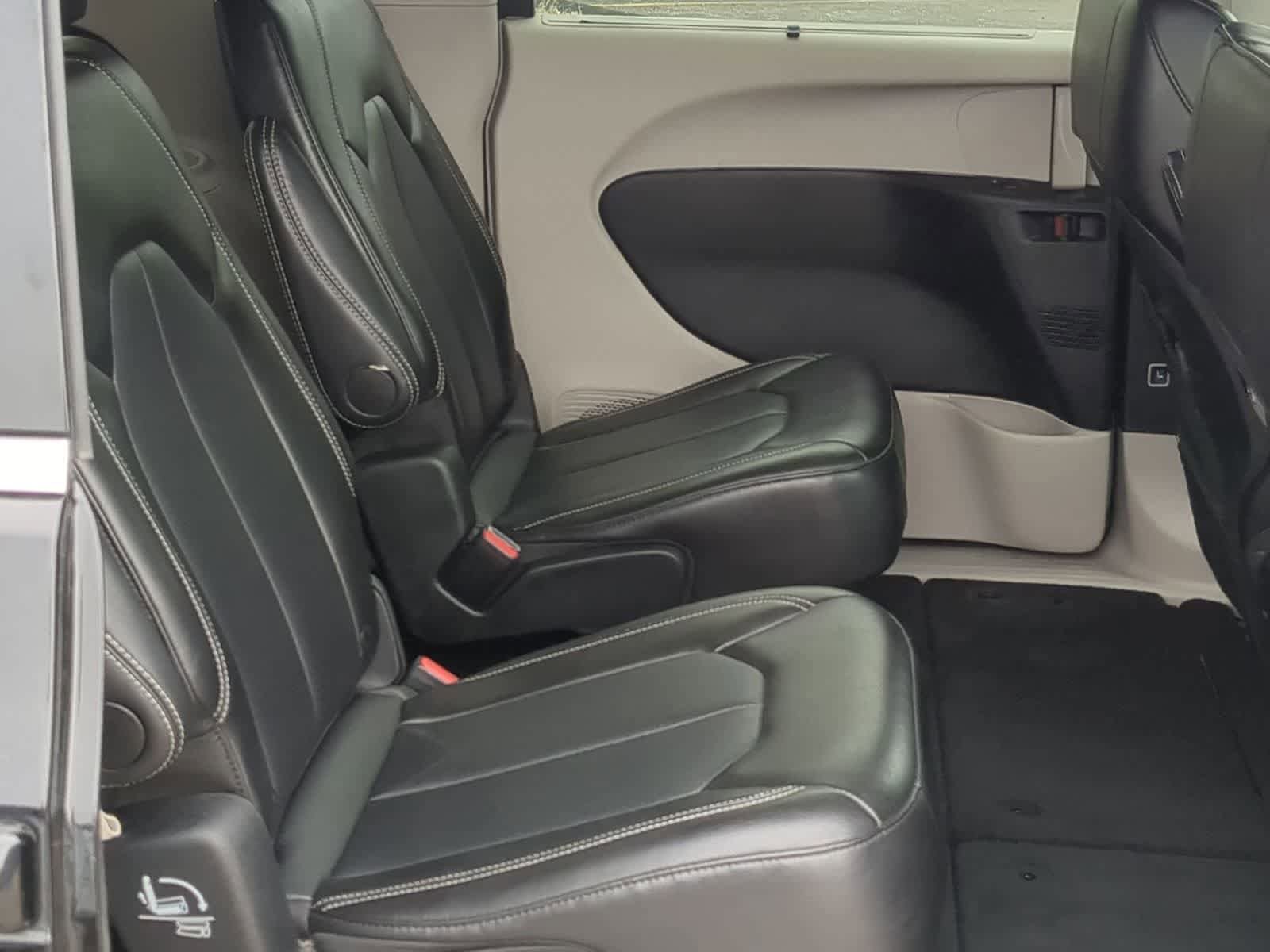 Used 2024 Chrysler Pacifica Touring-L FWD image 20