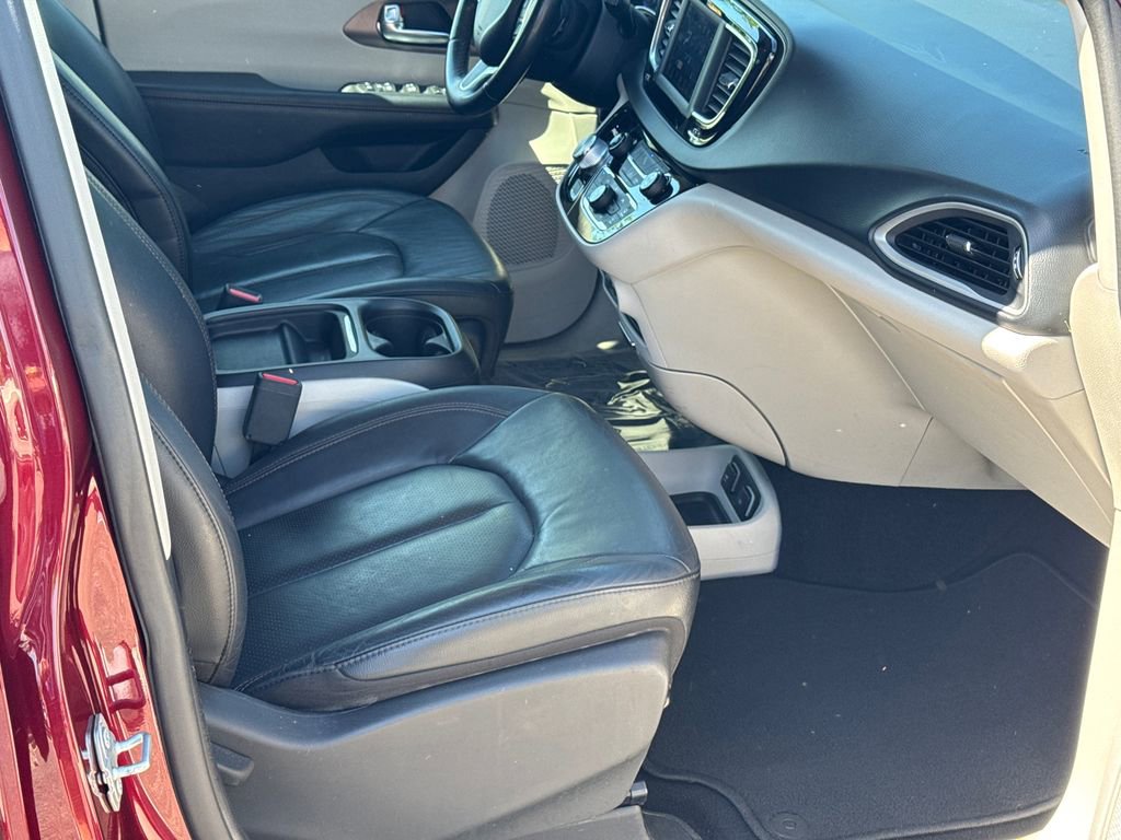 Used 2019 Chrysler Pacifica Touring-L image 13