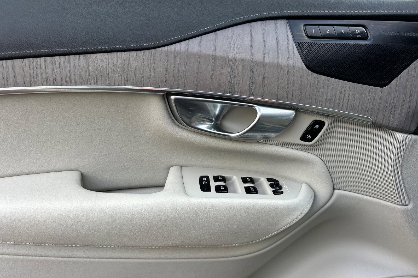 Used 2023 Volvo XC90 T8 Ultimate image 10