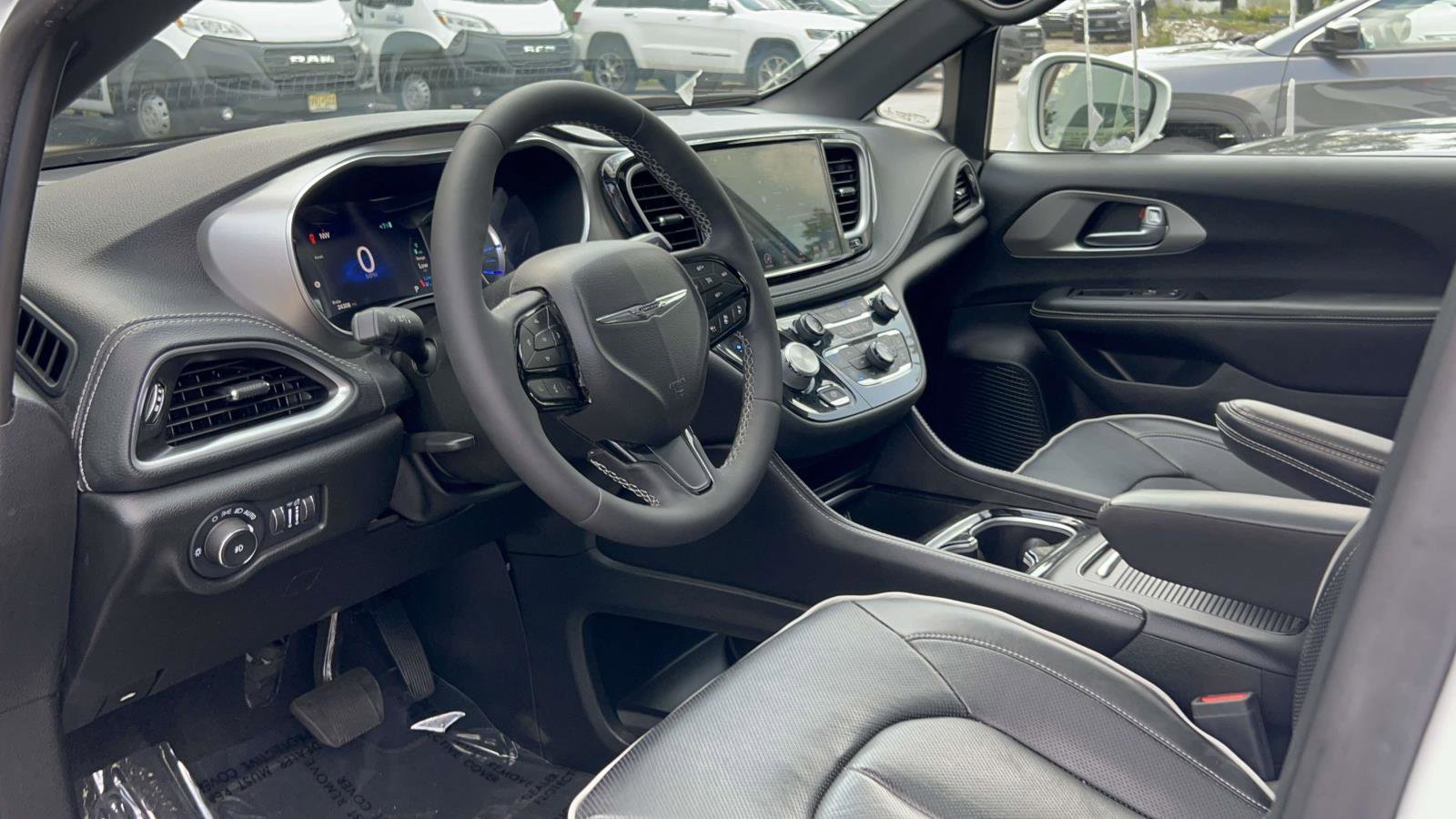 Used 2022 Chrysler Pacifica Limited w/ S Appearance Package image 27