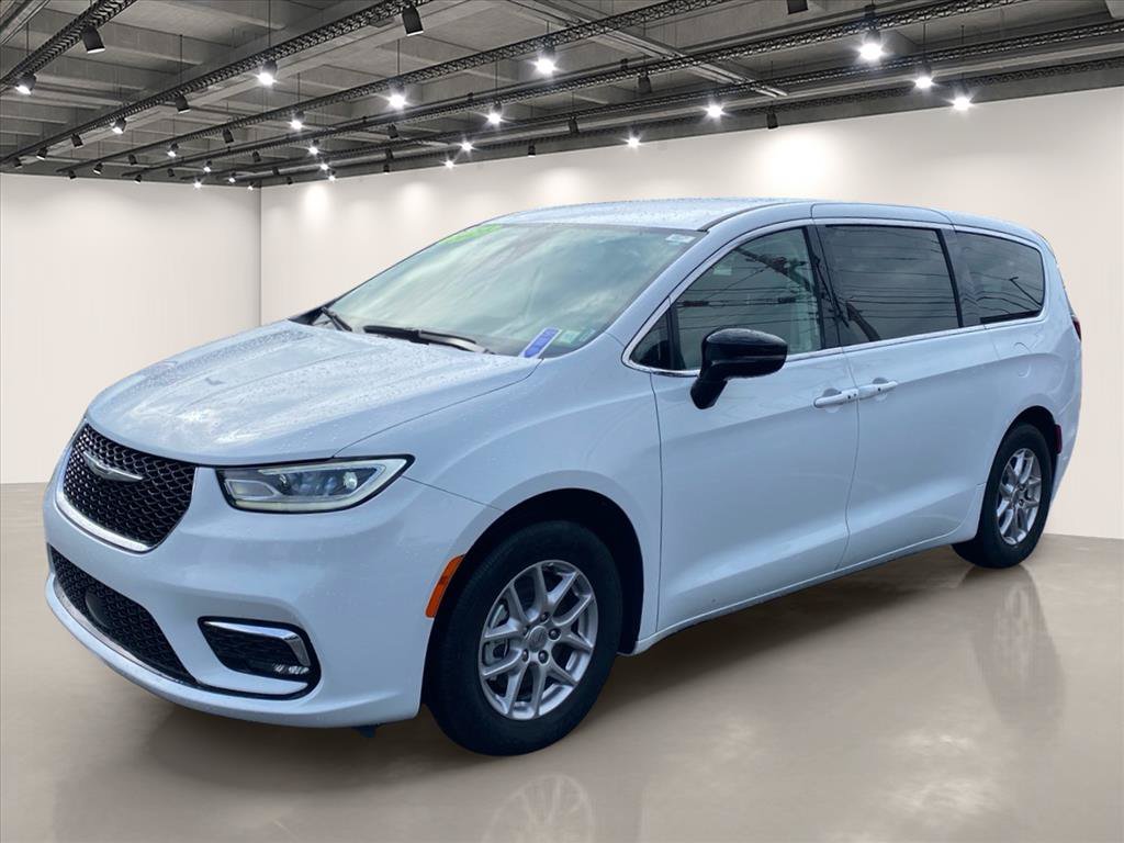 Used 2024 Chrysler Pacifica Touring-L FWD image 3
