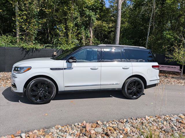 Used 2023 Lincoln Navigator Black Label AWD/4WD image 2