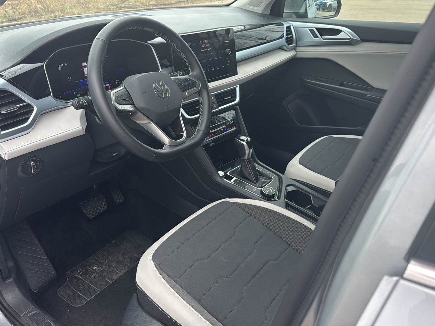 Used 2025 Volkswagen Taos SE image 14