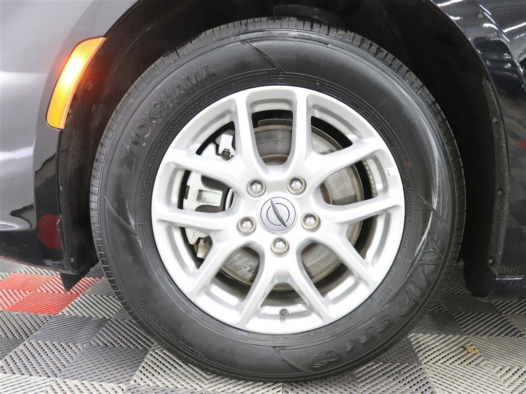 Used 2024 Chrysler Pacifica Touring-L FWD image 40
