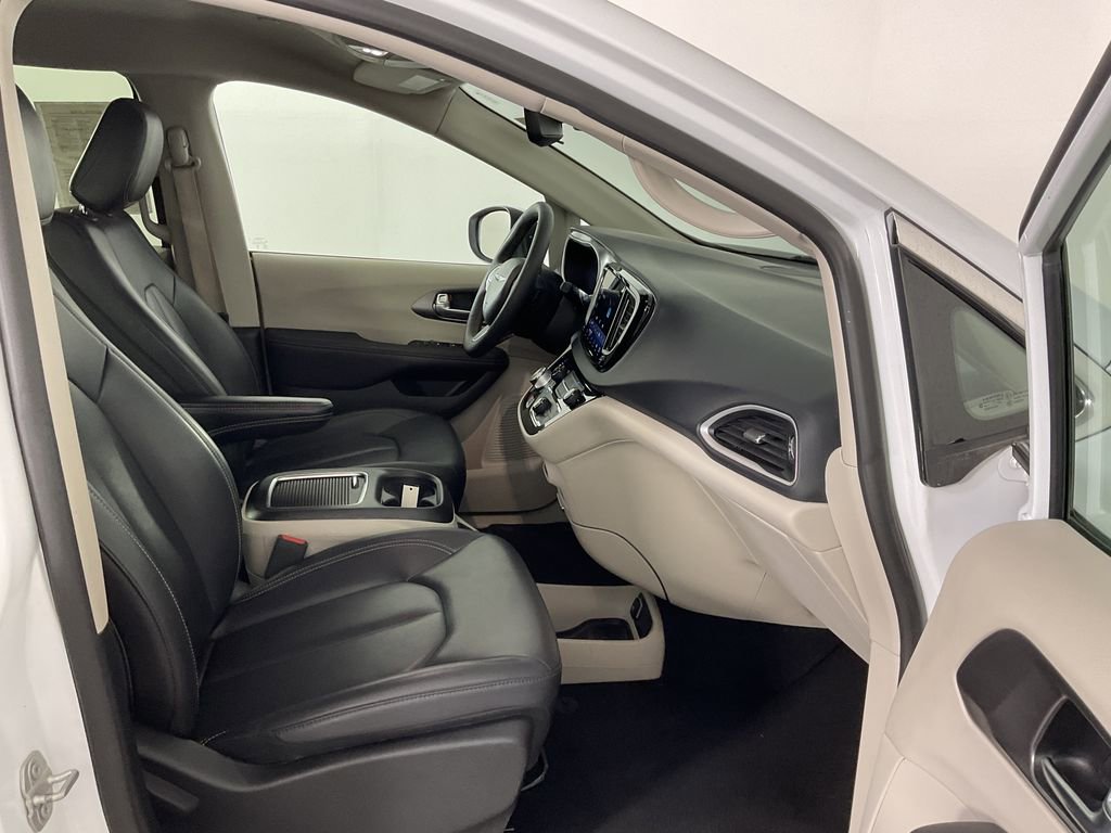 Used 2023 Chrysler Pacifica Touring-L FWD image 24