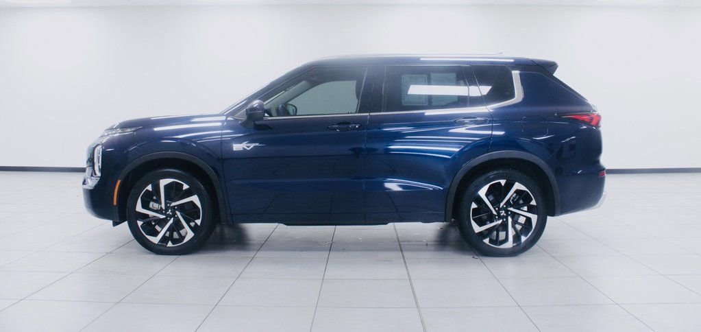 Used 2023 Mitsubishi Outlander SEL image 2